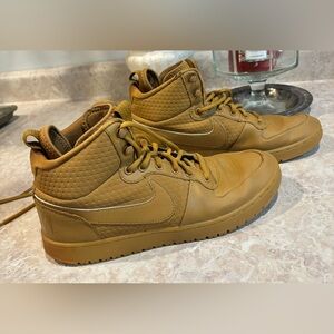 Men’s sz 8 Nike Court Borough Mid Winter Wheat